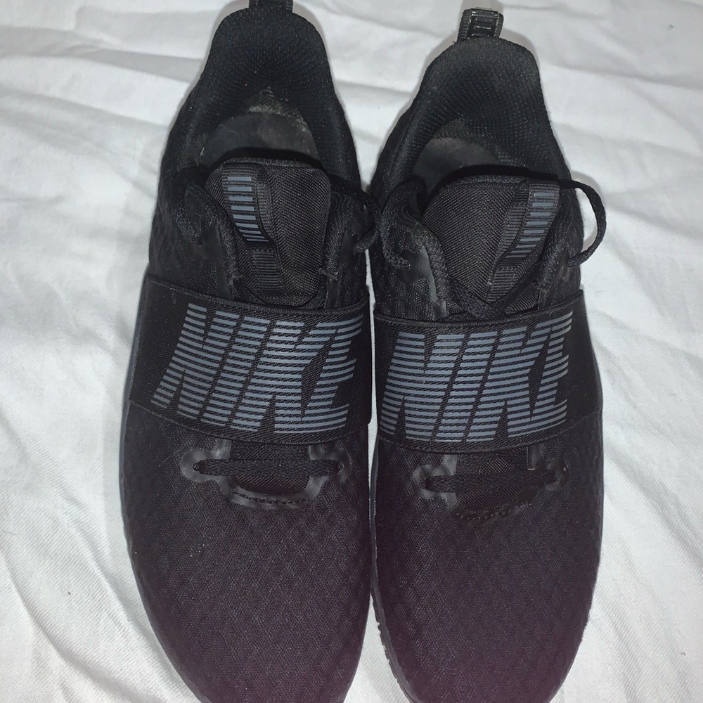 black nikes size 7.5